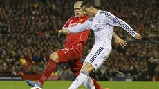 Slovenský obránce Martin krte (vlevo) z Liverpoolu se snaí zblokovat stelu...