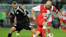 Martin Latka (vpravo) ze Slavie uniká Michalu �kodovi z �eských Bud�jovic.