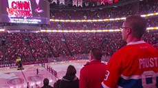 Montrealtí fanouci poslouchají kanadskou hymnu.