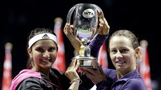 Sania Mirzaová (vlevo) a Cara Blacková s trofejí Martiny Navrátilové, je je...