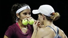 Sania Mirzaová (vlevo) a Cara Blacková ve finále tyhry na Turnaji mistry
