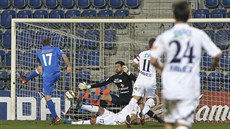 Ostravský úto�ník David Petrus (17) skóruje v utkání se Slováckem.