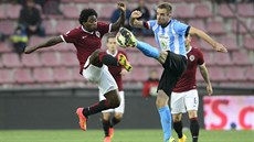 Tiémoko Konaté ze Sparty (vlevo) a Jasmin ��uk z Mladé Boleslavi v souboji o mí�