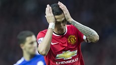 ACH JO. Ángel Di María z Manchesteru United lituje zahozené šance v utkání...