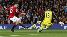 Robin van Persie z Manchesteru United zkouí pekonat gólmana Chelsea Thibauta...