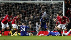 Robin van Persie (vpravo s íslem 20) z Manchesteru United vyrovnal na 1:1,...