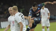 Marek Ham�ík z Neapole st�ílí gól.