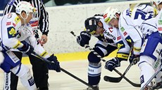 Brnenský Jakub Koreis (vpravoú) v anci ped brankou Vítkovic.