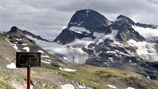 Hranice mezi Tyrolskem a Vorarlbergem nad pehradou Silvretta; v pozadí Piz...