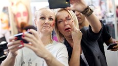 Zp�va�ky Linda Finková a Martina Pártlová se nechaly na veletrhu kosmetiky...