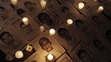 Lidé zapalují sví�ky u portrét� 43 student�, kte�í zmizeli 26. zá�í (Monterrey,...