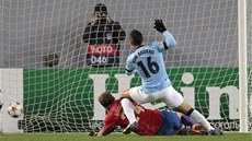 PRVNÍ GÓL ZÁPASU. Sergio Agüero z Manchesteru City skóruje proti CSKA Moskva.