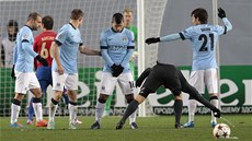 STAVBA ZDI A SPREJ V AKCI. Hrái Manchesteru City se chystají na pímý kop CSKA