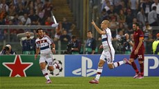 ZA�ÁTEK DEBAKLU. Arjen Robben z Bayernu Mnichov se raduje z gólu proti AS �ím.