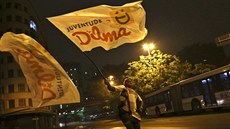 P�íznivci brazilské prezidentky Dilmy Rousseffové se radují poté, co první...