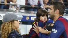 Shakira, Gerard Piqué a jejich syn Milan (Barcelona, 18. října 2014)