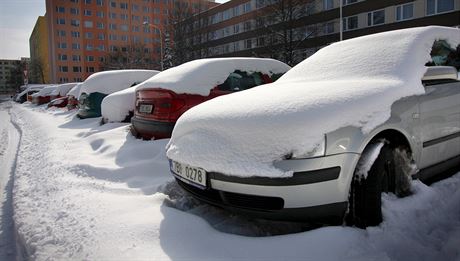 Ministerstvo dopravy chce pinutit idie, aby odstraovali ze svých aut sníh a námrazu. (Ilustraní snímek)