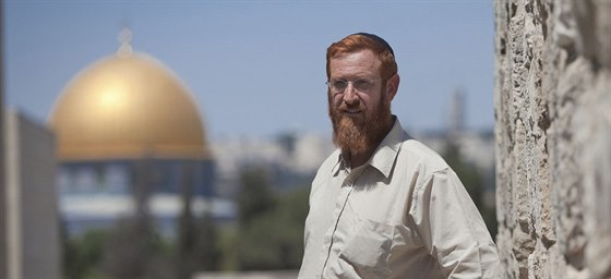 Izraelský pravicový aktivista Jehuda Glick na archivním snímku. V pozadí Skalní...