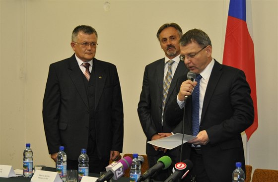 Ministr zahranií Lubomír Zaorálek (vpravo) otevel honorární konzulát v...