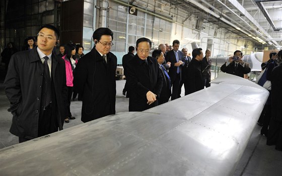 Čínská delegace si prohlíží jihlavskou továrnu ultralehkých letadel.