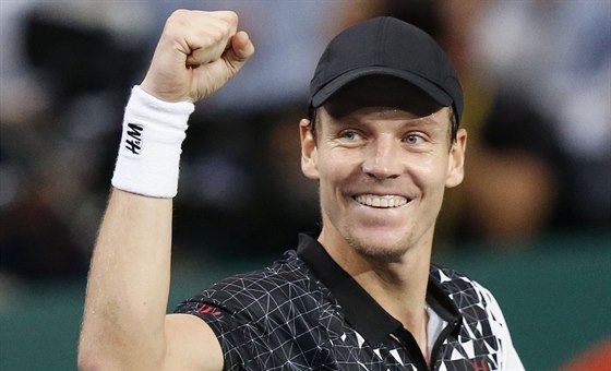 Tomá Berdych se raduje z postupu do semifinále na turnaji v Paíi.