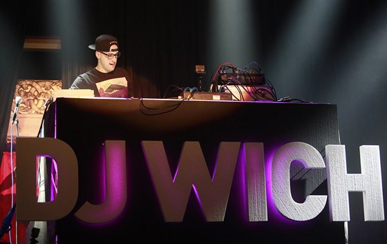 DJ Wich na prvním ze dvou vyprodaných koncert v praské Lucern (29.10. 2014)