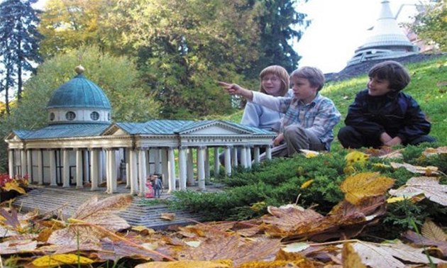 Miniatury �eských památek m��ete obdivovat v parku Boheminium v Mariánských...