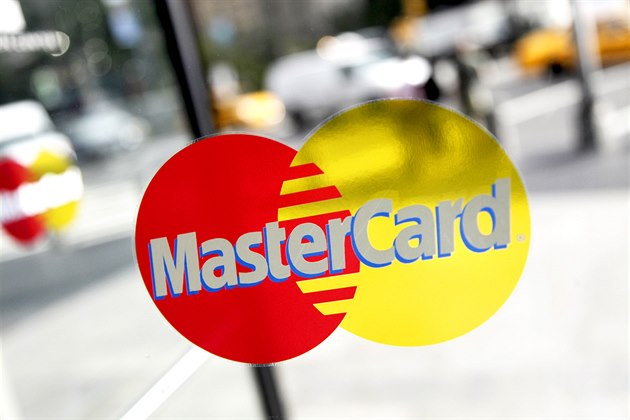 Mastercard spouští placení úsměvem nebo otiskem prstu. Sklízí ale kritiku