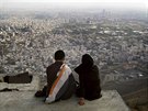 Íránský pár pi výletu do hor nad Teheránem. Ilustraní foto.