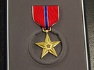 „Bronzová hvězda“ (Bronze Star Medal). Čtvrté nejvyšší ocenění americké armády,...