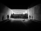 Skateboardisté si v noci užívají jízdu v uzavřeném tunelu Blanka.