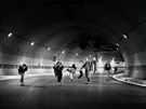 Skateboardisté si v noci užívají jízdu v uzavřeném tunelu Blanka.