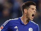 Klaas Jan Huntelaar ze Schalke slaví svj gól proti Augsburgu.