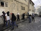 Palestintí mladíci házejí kamením pi srákách s policií. V Jeruzalém panuje...