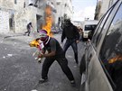 Palestinští mladíci házejí zápalné lahve na izraelské policisty. V Jeruzalémě...