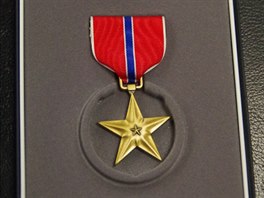 Bronzov hvzda (Bronze Star Medal). tvrt nejvy ocenn americk armdy,...