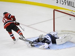 KAPITULOVAL. Brank Winnipegu Ondej Pavelec inkasuje z njezdu, kter