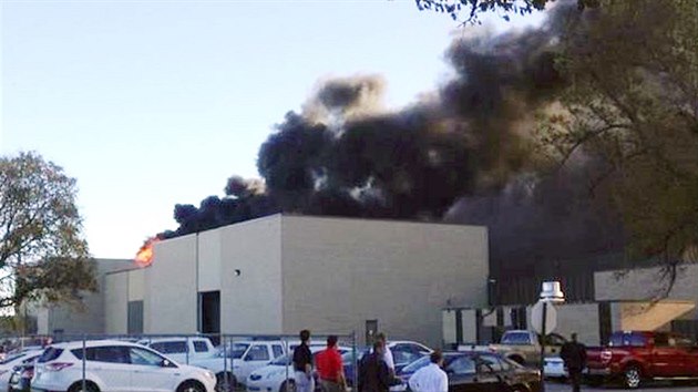 Kou z letit budovy v americk Wichit, kam narazilo mal letadlo (30. jna 2014)
