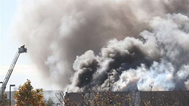 Hust dm z budovy na letiti v Kansasu, kam narazilo mal letadlo (30. jna 2014).