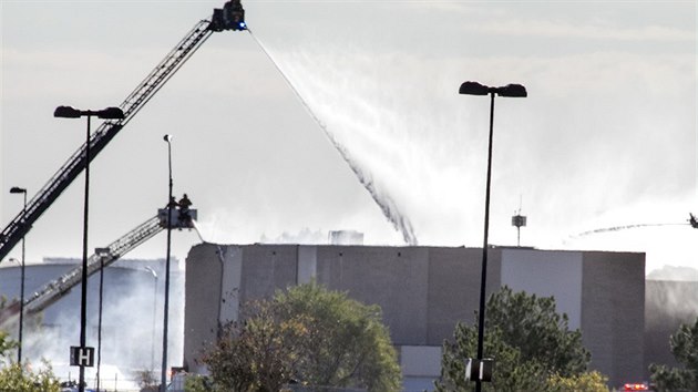 Haen budovy na letiti v Kansasu, kam narazilo mal letadlo (30. jna 2014).