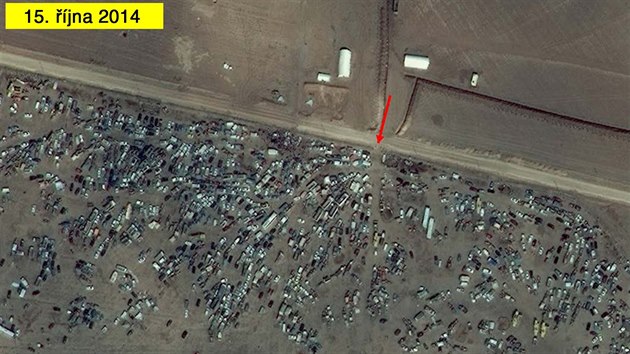 Stovky aut na syrsk stran hranice nedaleko Kobani. Pechod  do Turecka ukazuje erven ipka.