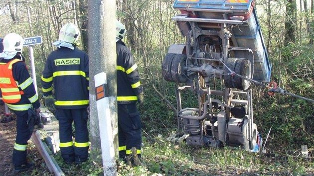 Avia sjela ze tymetrovho srzu do potoka, idi ale nebyl k nalezen. (29. jna 2014)