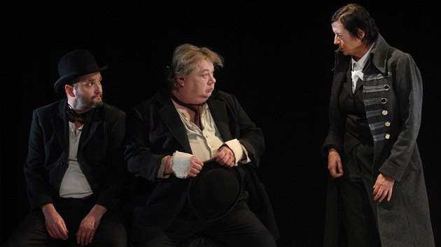 Divadlo Petra Bezrue uvd hru ekn na Godota. Na snmku zleva: Duan Urban, Norbert Lich a Kateina Krej.