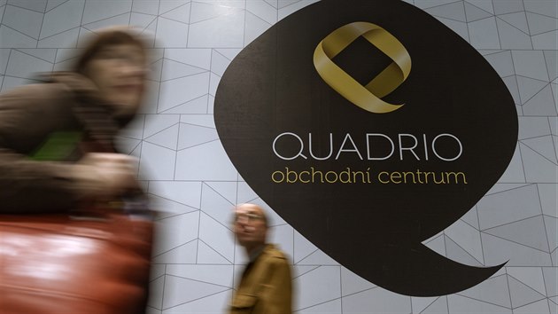 Na otevření obchodního centra Quadrio u stanice metra Národní třída nedočkavě čekaly stovky lidí. Přilákaly je hlavně zaváděcí slevy. (31. října 2014).