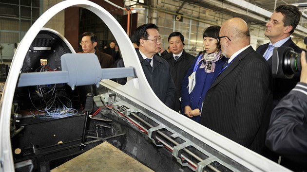 Čínská delegace si prohlíží jihlavskou továrnu ultralehkých letadel.