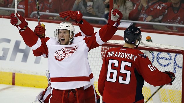 JE TAM. Justin Abdelkader z Detroitu slav gl v utkn proti Washingtonu. 