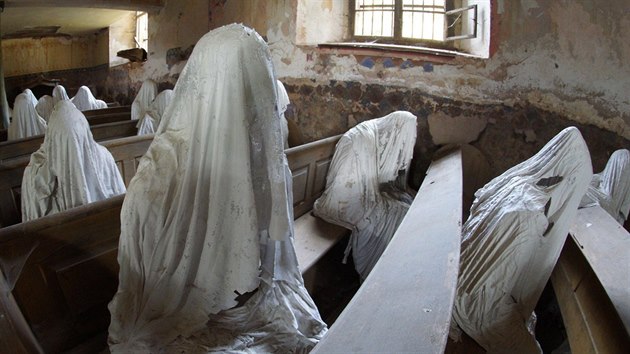 Dvaat�icet sádrových postav v��ících od autora Jakuba Hadravy láká do...