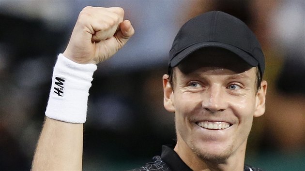 Tomá Berdych se raduje z postupu do semifinále na turnaji v Paíi.