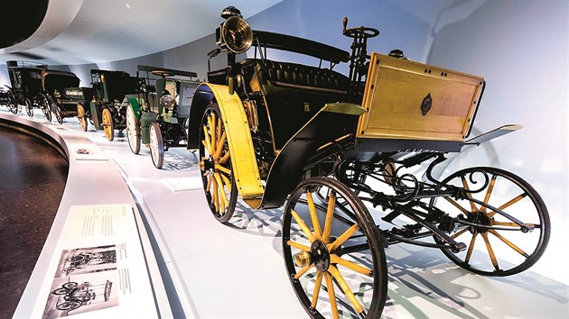 I tohle je mercedes. Jen z 19. století. Exponáty
jsou k vidění v muzeu Mercedes-Benz.
