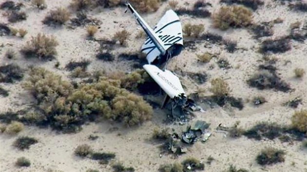 Trosky vesmírné lodi SpaceShip Two, která se zřítila v Mohavské poušti. (31. 10. 2014)